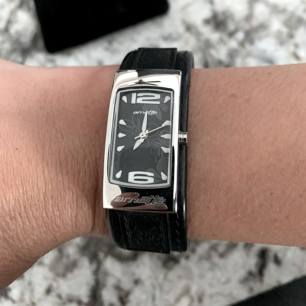 💥 RARE 💥 Women’s Black Leather Arnette Watch